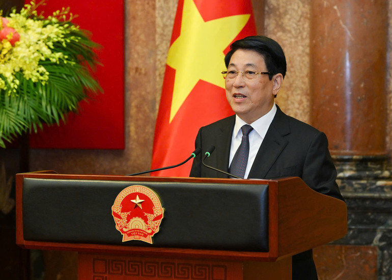 Presiden Luong Cuong memberikan pidato dan menugaskan tugas kepada rekan-rekan yang ditunjuk. z7100662540448-89006e1ca878a044b0fa87bdea417f37.jpg