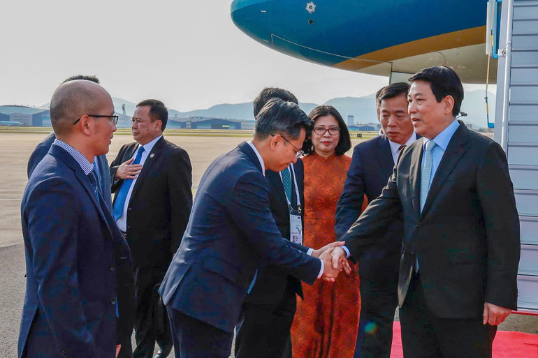 Chủ tịch nước Lương Cường đến Hàn Quốc, bắt đầu chương trình tham dự Tuần lễ Cấp cao APEC 2025. (Ảnh: Xuân Kỳ) z7167234014732-6ada17ba241d65259f6a173eeb0cd5f1.jpg