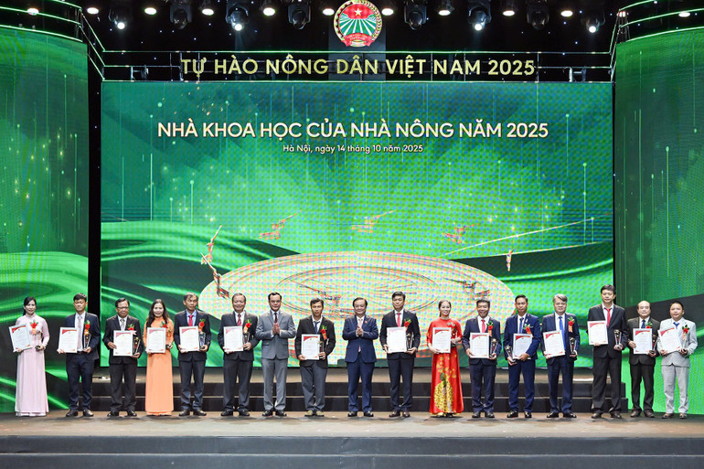 Phó Chủ tịch Quốc hội Lê Minh Hoan và Chủ tịch Tổng liên đoàn Lao động Việt Nam Nguyễn Đình Khang trao danh hiệu Nhà khoa học của nhà nông 2025. z7116915885738-3798ccb2b90a2dc8b7b392863942589e.jpg