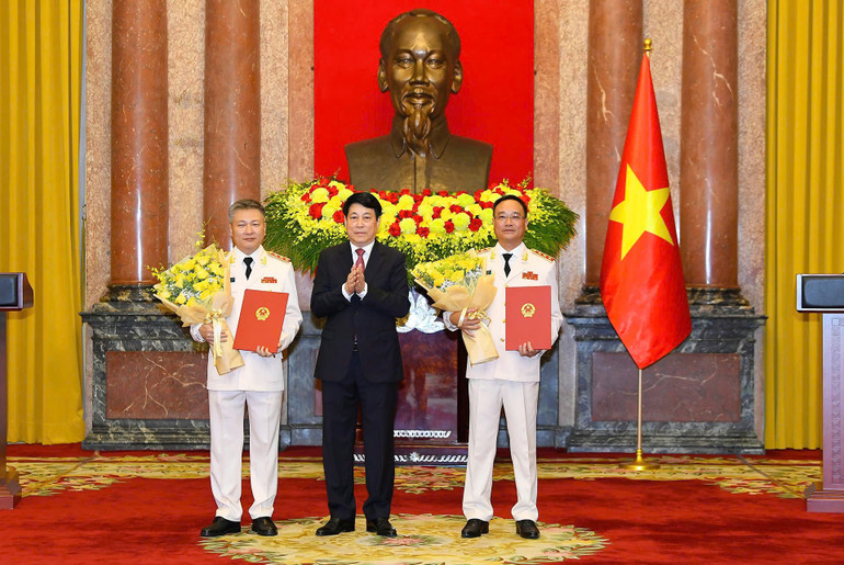 Chủ tịch nước trao quyết định thăng cấp bậc hàm Thượng tướng đối với các đồng chí Thứ trưởng Công an: Phạm Thế Tùng, Nguyễn Ngọc Lâm. z6801968355147-2c5d25c2c882a846a10cc34e37c5f5c1.jpg