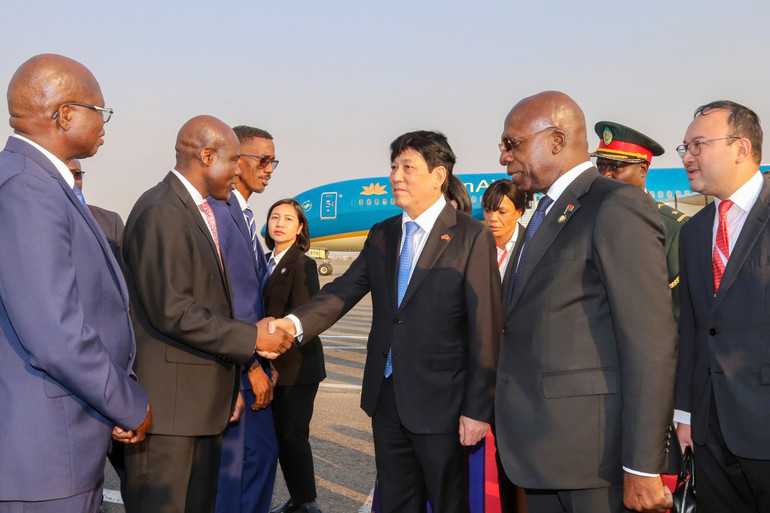Chủ tịch nước Lương Cường chào hỏi các quan chức Angola. z6881067779200-0a7c3fd4711ae0cfb4f5b02013ef4697.jpg