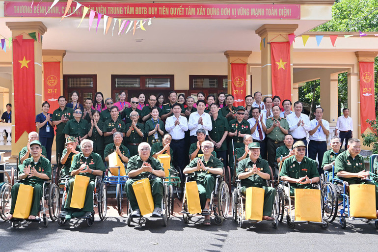 Chủ tịch nước Lương Cường thăm Trung tâm Điều dưỡng thương binh Duy Tiên. z6832245931319-f81ee236e5959cef5e5112f7f5dd71c2.jpg