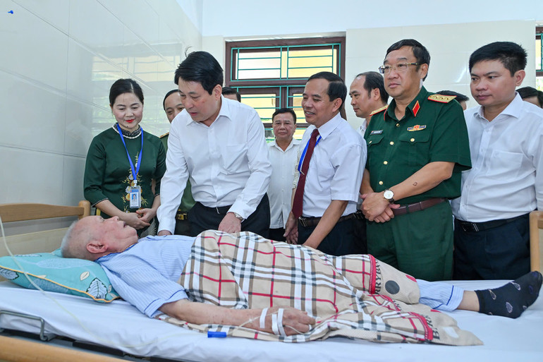 Chủ tịch nước Lương Cường thăm hỏi thương binh, bệnh binh nặng. z6832245931316-b35edaa95b7af728af02ddc4b7bc96c9.jpg
