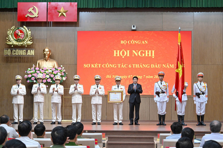 Chủ tịch nước trao tặng phần thưởng cao quý cho Bộ Công an. (Ảnh: THỦY NGUYÊN) z6779394623109-0b5cb85d991d4c540731a03f751ff17f.jpg