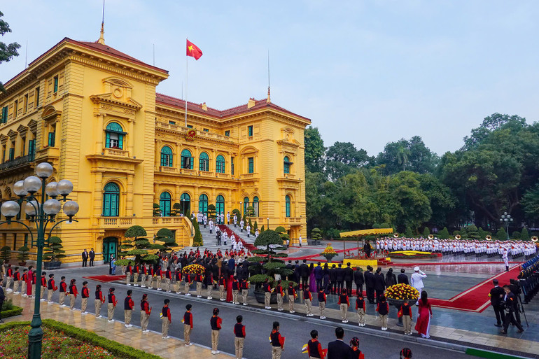 Panoramă a ceremoniei de bun venit. (Foto: Thuy Nguyen) z7280071211778-c6f3d6614262d02f46092995a1f8cdfa.jpg