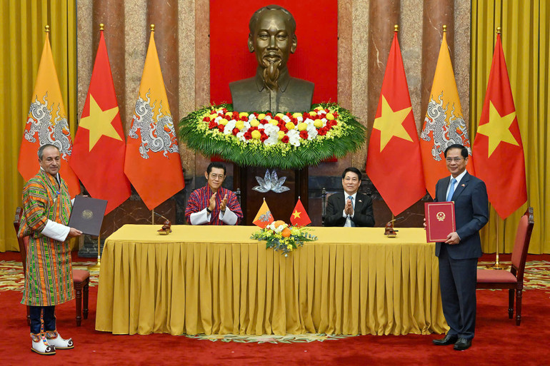 Chủ tịch nước Lương Cường và Quốc vương Bhutan chứng kiến lễ ký văn kiện hợp tác. (Ảnh: THỦY NGUYÊN) z6921928352186-6b31119d33ba5f17668b2ee4885db4fb.jpg