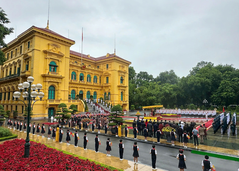 Toàn cảnh lễ đón. (Ảnh: THỦY NGUYÊN) z6921721444484-7354cc28b2be7c92a2cff17da6c2c2c9.jpg