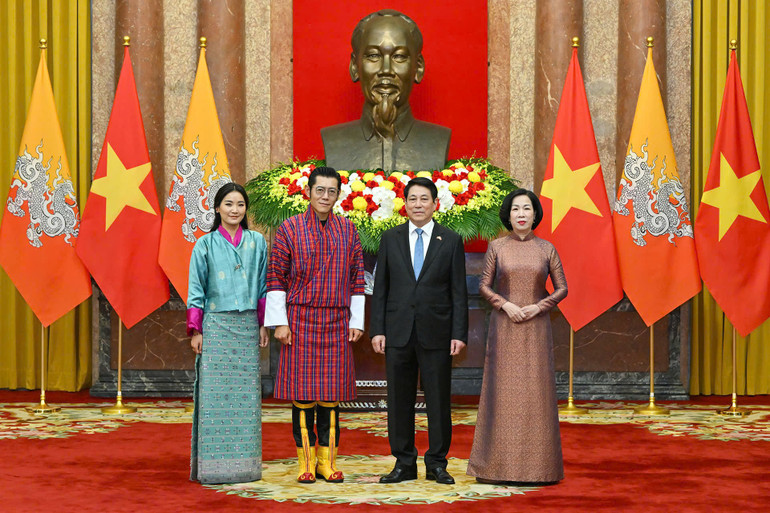 Chủ tịch nước Lương Cường và phu nhân cùng Quốc vương Bhutan và Hoàng hậu. (Ảnh: THỦY NGUYÊN) z6921788568399-0edf06120086b592410d5d7c2c1e47ad.jpg