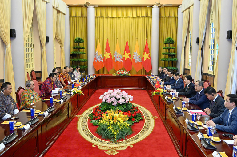 Chủ tịch nước Lương Cường hội đàm Quốc vương Bhutan Jigme Khesar Namgyel Wangchuck. (Ảnh: THỦY NGUYÊN) z6921788568573-5d81532fc5979aac91e13cd496e2a4ce.jpg