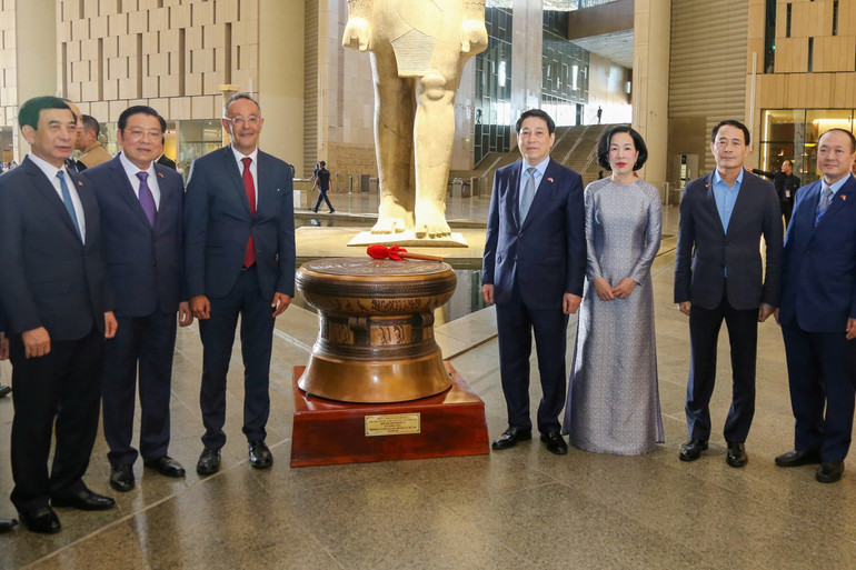 Chủ tịch nước Lương Cường tặng phiên bản trống đồng Ngọc Lũ cho Đại bảo tàng Ai Cập. (Ảnh: XUÂN KỲ) z6873808325523-9fe97ac1b1a3814870c2a59fe61f24a4.jpg