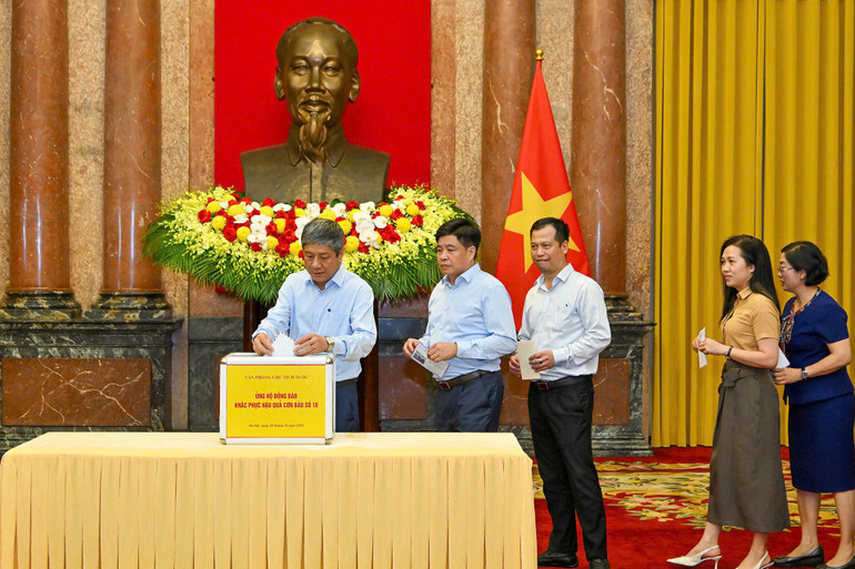 Lãnh đạo, cán bộ văn phòng Chủ tịch nước ủng hộ đồng bào khắc phục hậu quả bão lũ z7077414724650-dd7d80a3f63b6b5f76875c5e77dcdffb.jpg