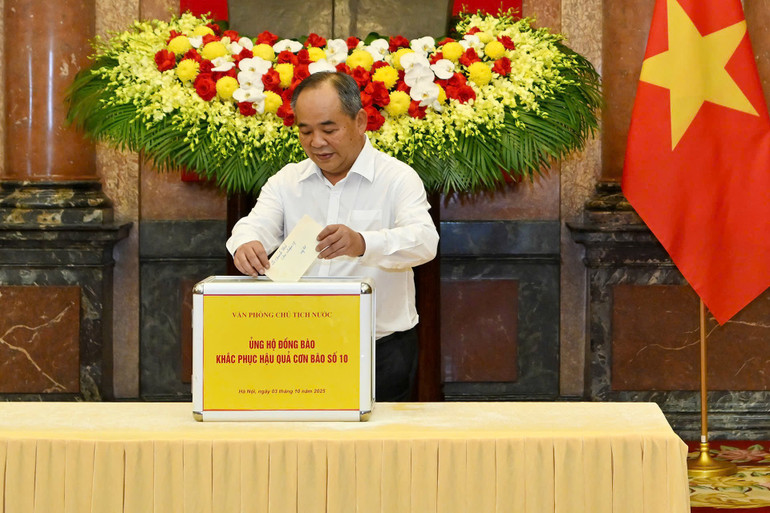 Chủ nhiệm Văn phòng Chủ tịch nước Lê Khánh Hải ủng hộ đồng bào khắc phục hậu quả bão lũ z7077414680267-ec13a2c30964dea7e65ffd8259cd08c4.jpg