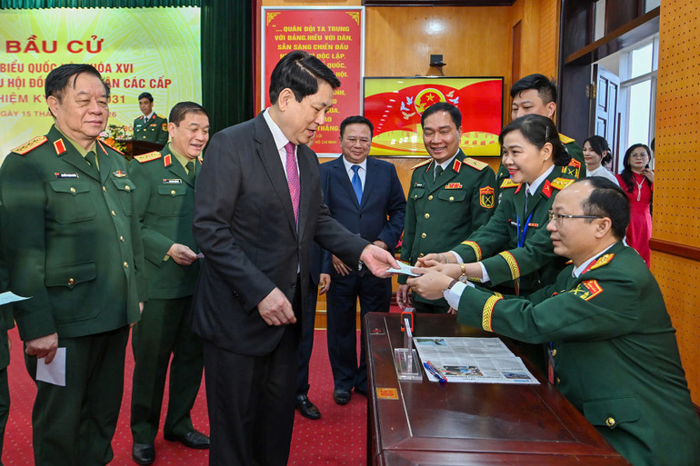 Tổ bầu cử triển khai đóng dấu