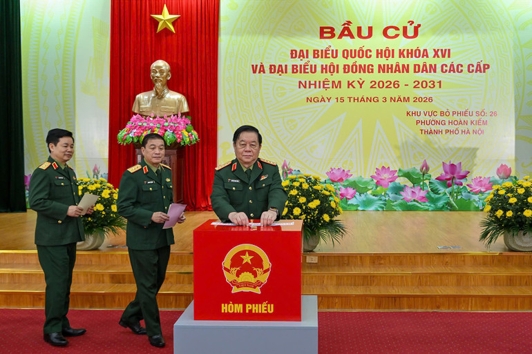 Đại tướng Nguyễn Trọng Nghĩa, Ủy viên Bộ Chính trị, Bí thư Trung ương Đảng, Chủ nhiệm Tổng cục Chính trị Quân đội nhân dân Việt Nam thực hiện bỏ phiếu. (Ảnh: THỦY NGUYÊN)