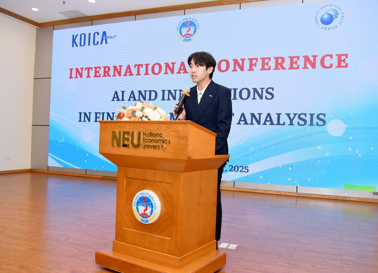 Представитель KOICA выступает на семинаре. dsc-8789-copy.jpg