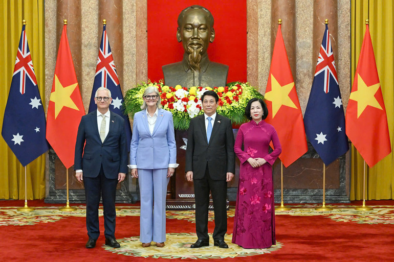 Chủ tịch nước cùng Phu nhân và Toàn quyền Australia cùng Phu quân trước hội đàm. (Ảnh: THỦY NGUYÊN) z6996813493804-d87eadb6fd024db058a82e22c9d14f3f.jpg
