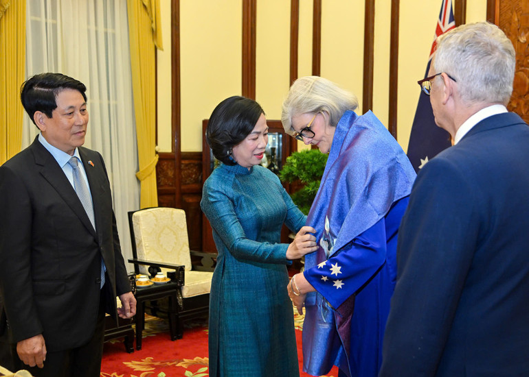 Chủ tịch nước Lương Cường và Phu nhân cũng Toàn quyền Australia và Phu quân tại buổi chiêu đãi. (Ảnh: THỦY NGUYÊN) z6997886456392-fd0c40aee459b4c62151c22f5e16b8e4.jpg