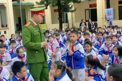 Công an tỉnh Tuyên Quang tuyên truyền pháp luật cho các em học sinh. Ảnh: Thắng Chung