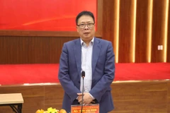 Giáo sư, Viện Sĩ Châu Văn Minh phát biểu tại hội nghị. (Ảnh: Hữu Hảo)