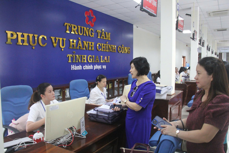 Các thành viên trong đoàn công tác Bộ Khoa học và Công nghệ trực tiếp giải đáp những vướng mắc của cán bộ tại Trung tâm Phục vụ hành chính công tỉnh Gia Lai. gl4.jpg