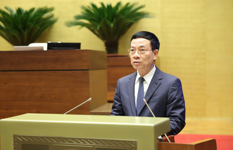 O Ministro da Ciência e Tecnologia, Nguyen Manh Hung, apresentou um relatório explicando, incorporando o feedback e revisando o projeto de lei antes da votação na Assembleia Nacional. 3.jpg