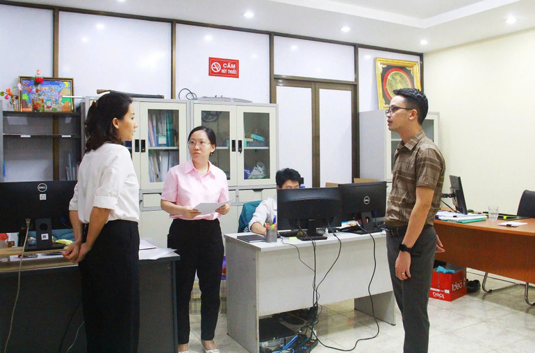 Đoàn công tác trao đổi, lắng nghe ý kiến tại Bộ phận tiếp nhận và trả kết quả của Sở Khoa học và Công nghệ Thành phố Hồ Chí Minh. 1.jpg