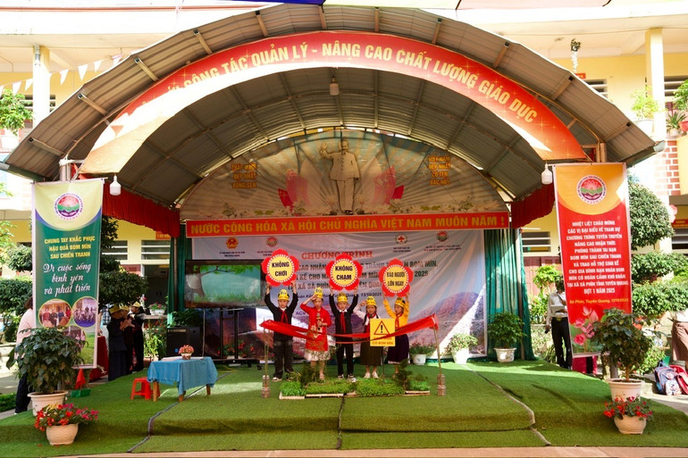 Mỗi học sinh sẽ là một tuyên truyền viên đến gia đình và người dân trong bản làng cách phòng tránh tai nạn cũng như nhận biết những loại bom mìn nguy hiểm. 6.jpg