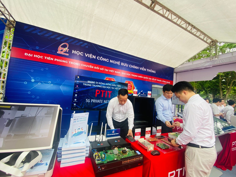 Trưng bày một số sản phẩm khoa học, công nghệ của Học viện Công nghệ Bưu chính Viễn thông. 1.jpg