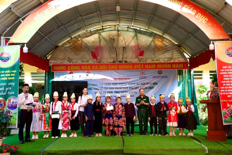 Trung tướng Phạm Ngọc Khóa, Phó Chủ tịch thường trực VNASMA và đồng chí Lý Thị Kiên, Phó Bí thư thường trực Đảng ủy xã Sà Phìn trao giải tại cuộc thi “Chúng em tham gia phòng, tránh tai nạn bom mìn”. 7.jpg