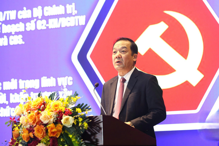 Thứ trưởng Bộ Khoa học và Công nghệ Phạm Đức Long báo cáo tại hội nghị. 2.jpg
