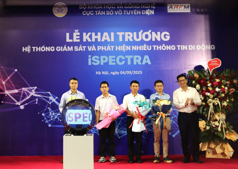 Cục trưởng Cục Tần số vô tuyến điện Lê Văn Tuấn chúc mừng các cá nhân có đóng góp nổi bật trong việc xây dựng iSpectra. (Ảnh: Cục Tần số vô tuyến điện). cuc-tan-so-2.jpg