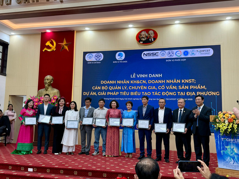 Pham Hong Quat, dyrektor Departamentu Startupów i Przedsiębiorstw Technologicznych, wręczył Certyfikaty Zasługi wielu wybitnym firmom, przedsiębiorcom, menedżerom i ekspertom, którzy wnieśli znaczący wkład. 8.jpg