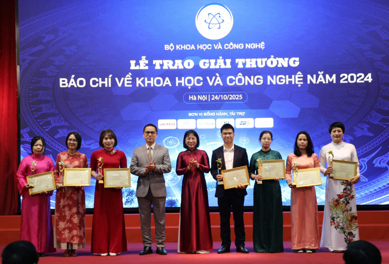 Trao giải cho các tác giả đoạt giải Khuyến khích. 5.jpg