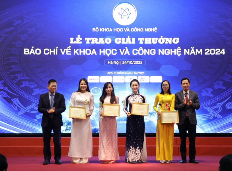 Trao giải cho các tác giả đoạt giải Ba. 4.jpg