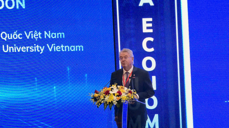Raymond Gordon, rektor för British University Vietnam (BUV), höll ett välkomsttal vid konferensen. buv-2.jpg