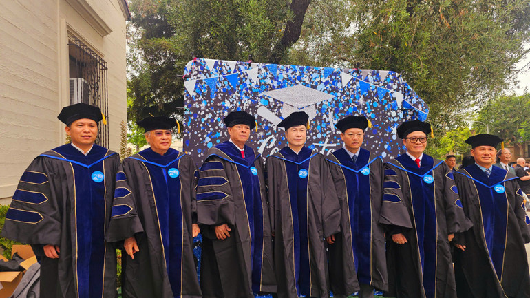 Bác sĩ Nguyễn Xuân Lam (thứ 2 từ trái sang) cùng các đại diện tiêu biểu ở Việt Nam được phong tặng học hàm, học vị danh dự tại Hoa Kỳ. anh-3.jpg
