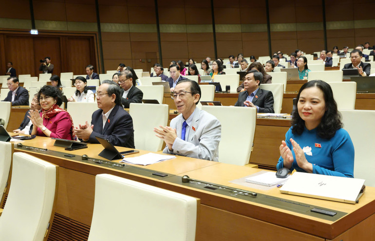 Membros do Parlamento participam da sessão. cac-dai-bieu-quoc-hoi-tai-hoi-truong.jpg