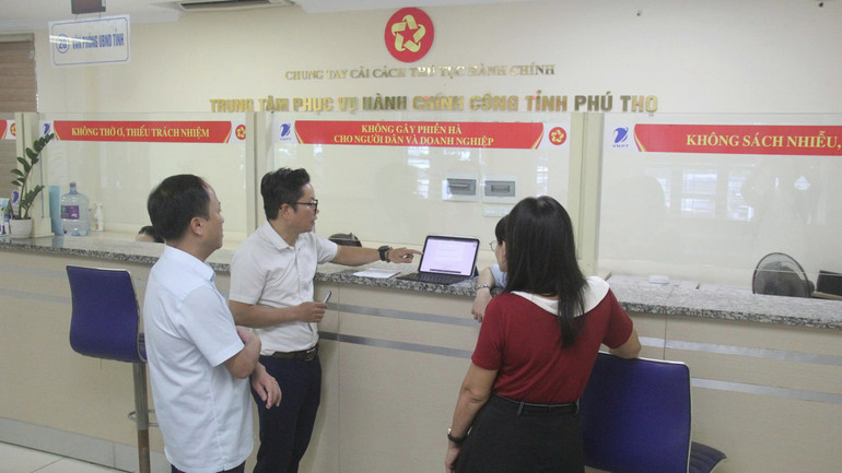 Ông Ngô Minh Phước, Phó Giám đốc Trung tâm Công nghệ thông tin, Bộ Khoa học và Công nghệ trao đổi với cán bộ tại Trung tâm Phục vụ hành chính công tỉnh Phú Thọ. 2.jpg