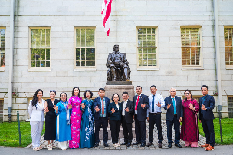 Đoàn đại biểu Việt Nam chụp ảnh lưu niệm trong khuôn viên Trường đại học Harvard. anh-5.jpg