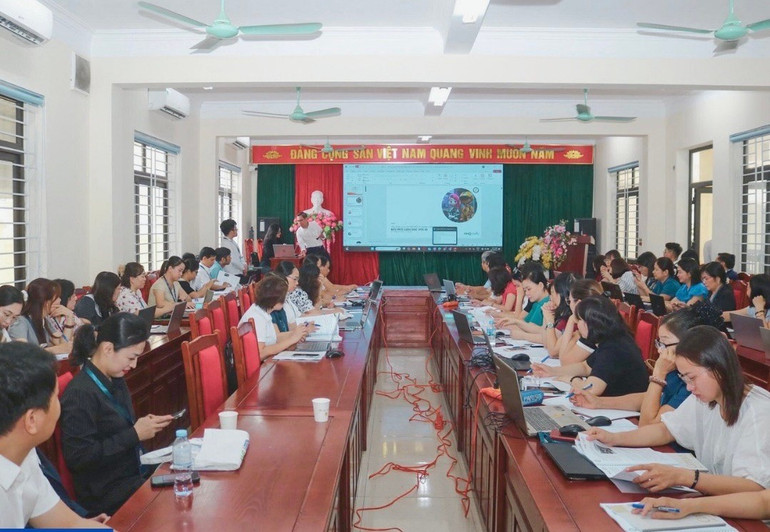 Lớp “Bồi dưỡng ứng dụng trí tuệ nhân tạo và chuyển đổi số trong giảng dạy” tại xã Nghĩa Trụ (Hưng Yên) trong khuôn khổ Chương trình “Bình dân học vụ dữ liệu”, sáng kiến do Hiệp hội Dữ liệu quốc gia khởi xướng. 1-222.jpg