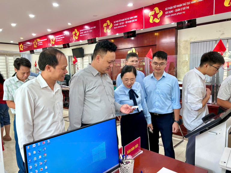 Đoàn công tác tham quan thực tế tại Trung tâm Phục vụ hành chính công phường Thục Phán. 3-6316.jpg