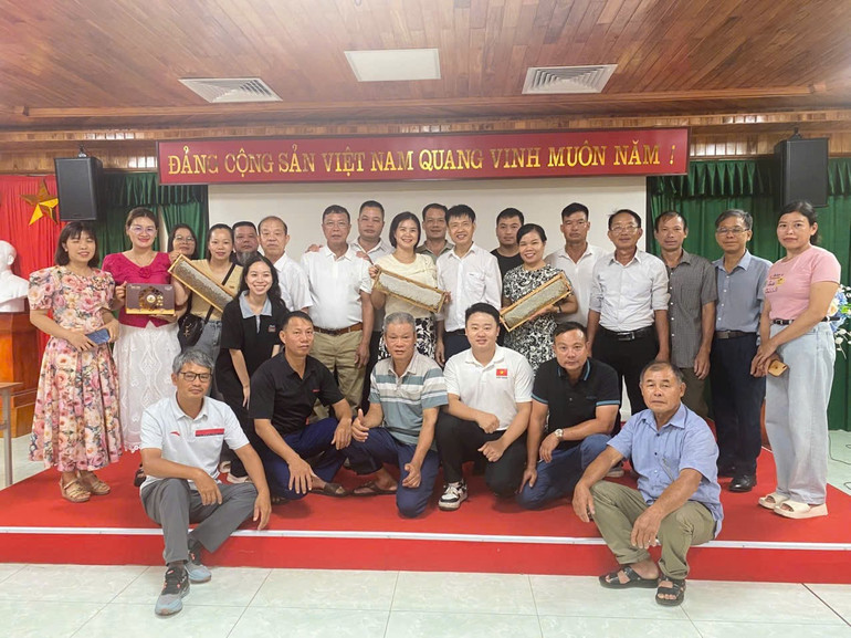 Phó Giáo sư, Tiến sĩ Phạm Hồng Thái cùng các hội viên tham gia khóa tập huấn. 2.jpg