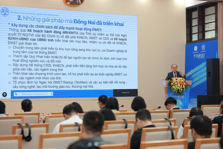 Vo Hoang Khai, zastępca dyrektora Departamentu Nauki i Technologii prowincji Dong Nai, wygłasza prezentację na warsztatach. 3.jpg