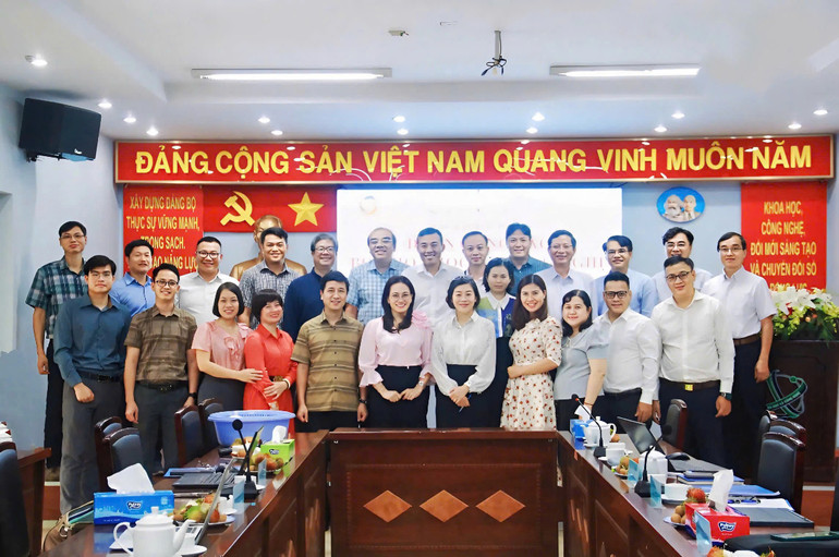 Đoàn công tác cùng đại diện Sở Khoa học và Công nghệ Thành phố Hồ Chí Minh. 3.jpg