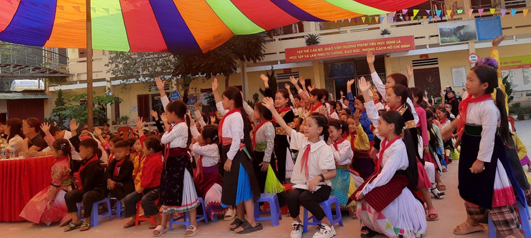 Học sinh trường Tiểu học Sủng Là hào hứng trả lời câu hỏi cuộc thi “Chúng em tham gia phòng, tránh tai nạn bom mìn”. 5.jpg