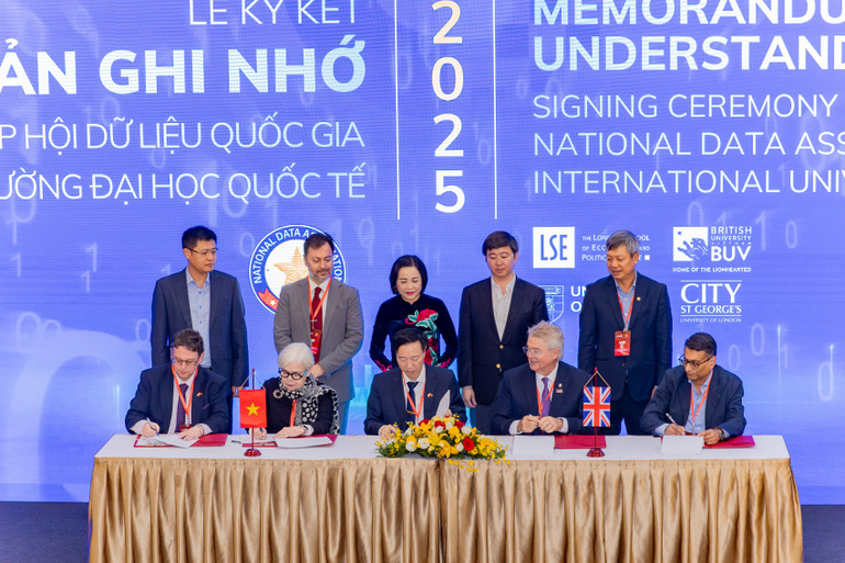 National Data Association, i samarbete med BUV och prestigefyllda universitet i Storbritannien, undertecknade officiellt ett samförståndsavtal för omfattande samarbete. ky-ket.jpg