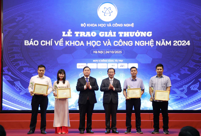 Các tác giả đoạt giải Nhì nhận giải thưởng. 3.jpg