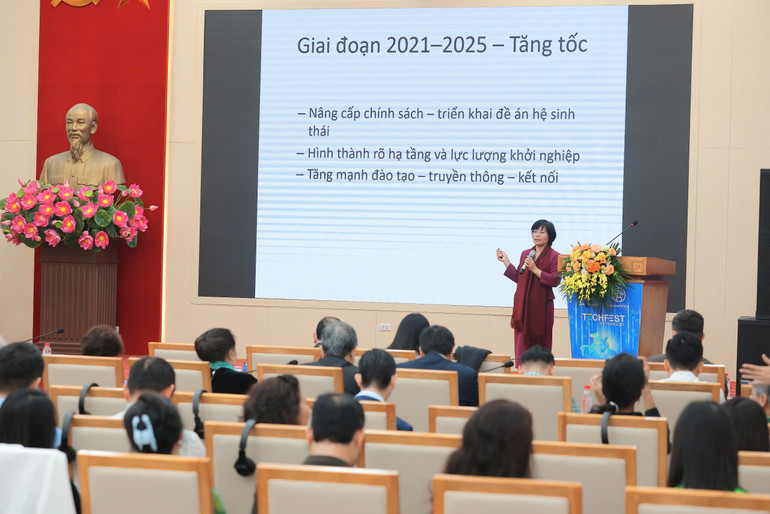 Pani Pham Thi Nham, zastępca dyrektora Departamentu Nauki i Technologii Lam Dong, przedstawiła swoją referat na warsztatach. 4.jpg