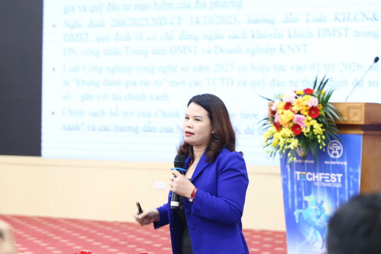 Profesor asociat, Dr. Pham Thi Tuyet Nhung, prorector al Școlii de Formare și Dezvoltare pentru Cadre din cadrul Academiei Bancare, a prezentat în cadrul atelierului. 4.jpg