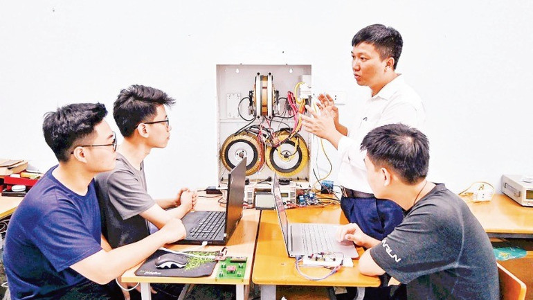 Specialiserad utbildning i mikrokretsdesign vid fakulteten för elektronikteknik 1, Akademin för post- och telekommunikationsteknik. (Foto: HOANG LINH) dao-tao-hoang-linh.jpg